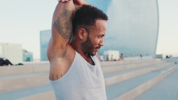 Joven Atleta Barbudo Forma Haciendo Calentamiento Estirando Los Brazos Antes — Vídeo de stock