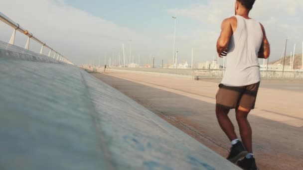 Jovem Atleta Caber Masculino Barbudo Corre Longo Passeio Visão Traseira — Vídeo de Stock
