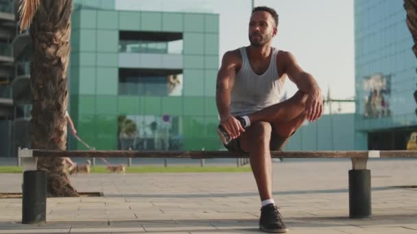 Jeune Athlète Homme Barbu Repose Après Entraînement Assis Sur Banc — Video