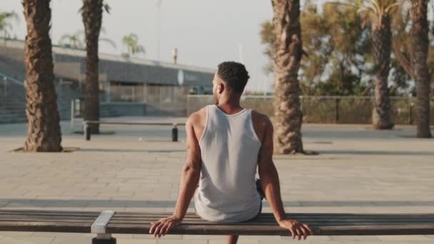 Jonge Bebaarde Mannelijke Atleet Rust Training Zittend Bank Achteraanzicht — Stockvideo