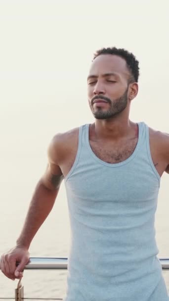 Vertical Video Young Bearded Male Fit Athlete Standing Embankment Sea — Stok video