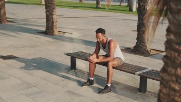 Jovem Atleta Masculino Barbudo Está Descansando Após Treinamento Sentado Banco — Vídeo de Stock