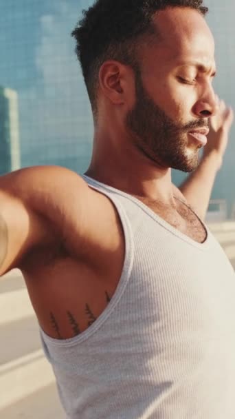 Vertical Video Close Young Bearded Male Athlete Doing Workout Stretching — Stok video