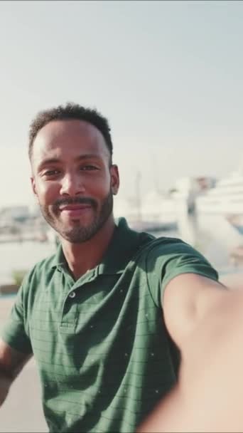 Vertical Video Glücklicher Junger Mann Telefoniert Hafen Mit Yachten Hintergrund — Stockvideo