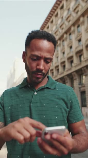 Vertical Video Junger Mann Nutzt Karten App Auf Seinem Handy — Stockvideo
