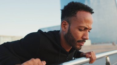 Yaklaş, genç sakallı erkek sporcu. Rıhtımda şınav çekiyor.