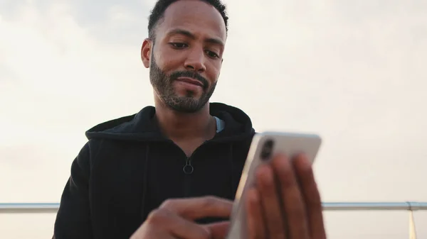 Nahaufnahme Junge Lächelnde Bärtige Männliche Sportler Kapuzenpulli Benutzt Handy Nach — Stockfoto