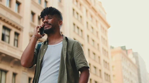 Young Happy Man Beard Dressed Olive Colored Shirt Talking Cellphone — Fotografia de Stock