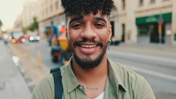 Jeune Homme Heureux Barbe Vêtu Une Chemise Couleur Olive Tient — Photo