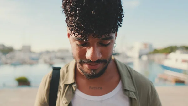 Jovem Homem Feliz Com Barba Vestida Com Uma Camisa Cor — Fotografia de Stock