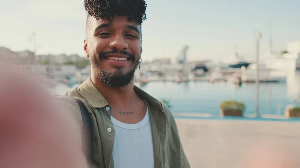 Jeune Homme Heureux Avec Barbe Vêtu Une Chemise Couleur Olive — Photo