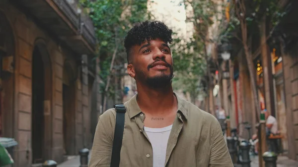 Close Young Smiling Man Dressed Olive Colored Shirt Walks Narrow — Photo