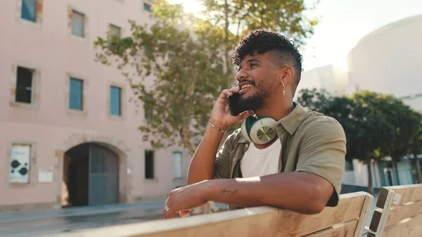 Young Man Beard Wearing Olive Colored Shirt Headphones Talking Phone — Stockfoto