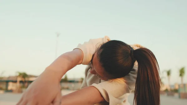 Asian Girl Sportswear Does Workout Stretching Gymnastics Modern Buildings Background — Fotografia de Stock