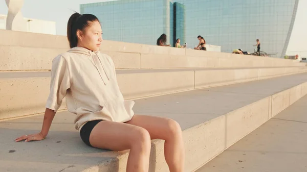 Asian Girl Sportswear Resting Workout Sitting Steps Modern Buildings Background — Stock fotografie