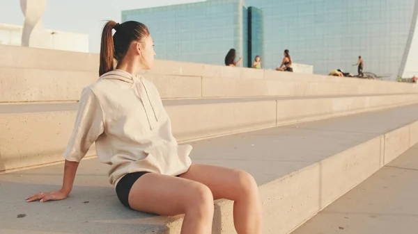 Asian Girl Sportswear Resting Workout Sitting Steps Modern Buildings Background — Stock fotografie