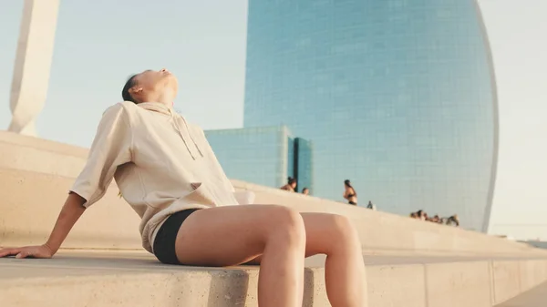 Asian Girl Sportswear Resting Workout Sitting Steps Modern Buildings Background —  Fotos de Stock