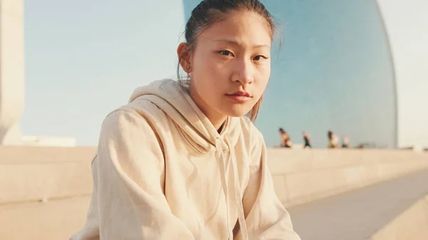 Asian Girl Sportswear Resting Workout While Sitting Steps Modern Buildings — Stock Photo, Image