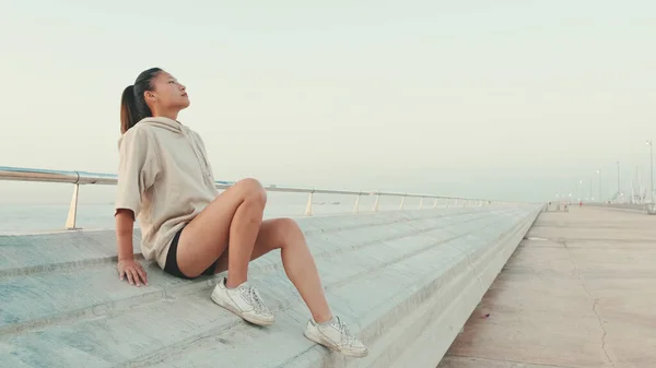 Asian Girl Wearing Sportswear Sits Waterfront Enjoys Fresh Air Morning — Stock fotografie