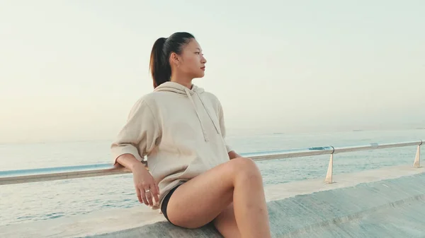 Asian Girl Wearing Sportswear Sits Waterfront Enjoys Fresh Air Morning —  Fotos de Stock