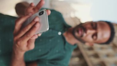 VIDEO: yakın çekim genç adam telefon kullanarak eller