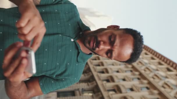Видео Молодой Человек Использует Приложение Карту Своем Телефоне — стоковое видео