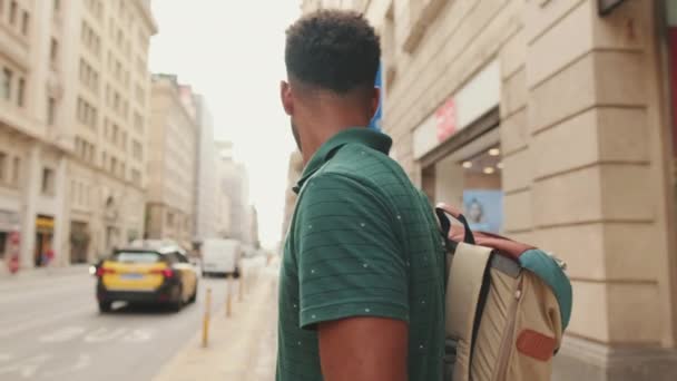 Jeune Homme Touriste Tient Sur Traversée Piétonne Regarde Autour — Video