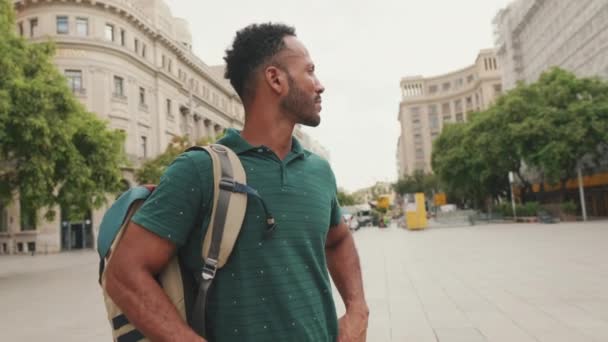 Nahaufnahme Eines Jungen Touristen Der Auf Dem Platz Der Altstadt — Stockvideo