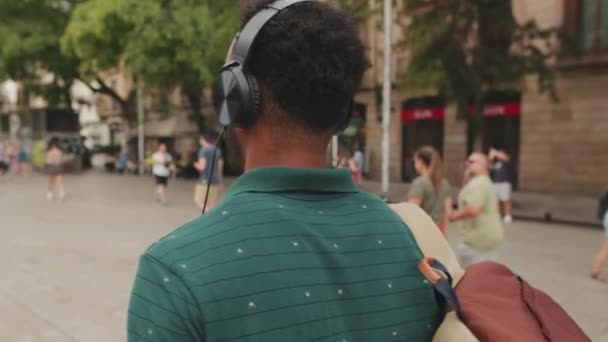 Genç Turist Eski Şehrin Meydanında Yürüyor Kulaklıkla Müzik Dinliyor Arka — Stok video