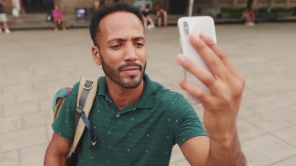 Zbliżenie Młody Człowiek Turysta Robi Zdjęcia Komórkę Stojąc Placu Starego — Wideo stockowe