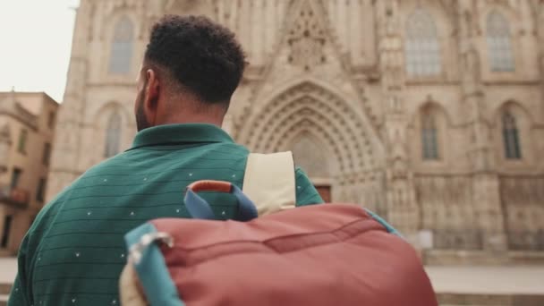 Zbliżenie Młodego Człowieka Turysty Plecakiem Ramieniu Patrzącego Zabytki Stojąc Placu — Wideo stockowe