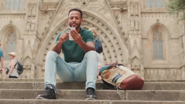 Jongeman Gebruikt Mobiele Telefoon Terwijl Hij Trappen Van Sagrada Familia — Stockvideo
