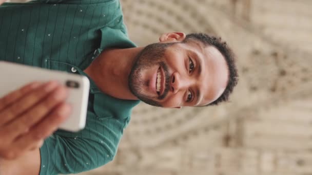 Vertikai Video Közelkép Mosolygós Fiatalember Használja Mobiltelefon Miközben Lépcsőn Sagrada — Stock videók