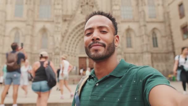 Zbliżenie Młody Człowiek Turysta Plecakiem Ramieniu Robi Selfie Tle Sagrada — Wideo stockowe