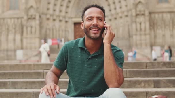 Szczęśliwy Młody Człowiek Siedzi Schodach Kościoła Sagrada Familia Barcelonie Rozmawiając — Wideo stockowe