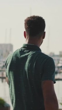 Genç adam, limandaki akıllı telefon yatlarında fotoğraf çekiyor, bu yüzden de... Arka plan