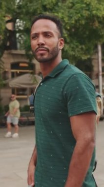 Genç turist, eski şehrin meydanında yürüyor, manzarayı değerlendiriyor.