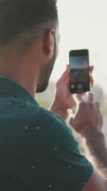 Vertical Video Κοντινό Πλάνο Νεαρός Φωτογραφίζει Γιοτ Smartphone Στο Λιμάνι — Αρχείο Βίντεο