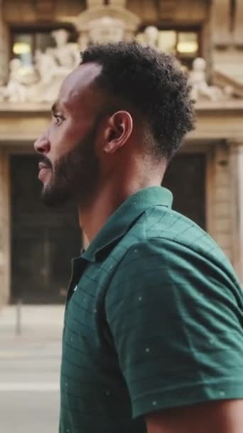 Vertical Video Profil Eines Jungen Mannes Der Hintergrund Der Altstadt — Stockvideo