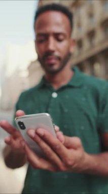 VIDEO: yakın çekim genç adam telefon kullanarak eller