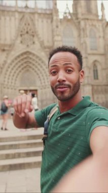 Sırt çantasıyla selfie çeken genç turistin yakın çekimleri. 
