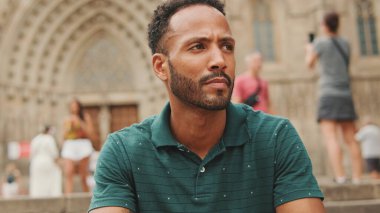 Yaklaş, Barcelona 'daki Sagrada Familia' nın merdivenlerinde oturan genç adam.