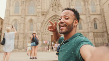 Sırt çantasıyla selfie çeken genç turistin yakın çekimi. 