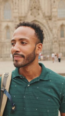 Yaklaş, genç adam Barselona 'da merdivenlerde oturuyor.