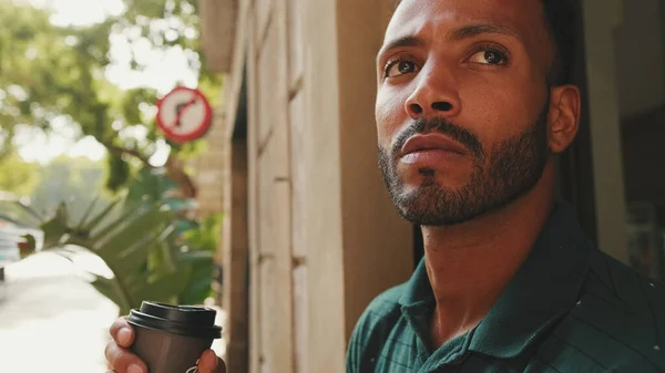 Junger Mann Trinkt Kaffee Während Straßencafé Vor Dem Hintergrund Der — Stockfoto