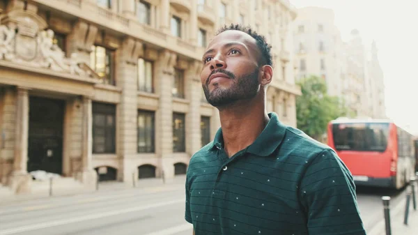 Jeune Homme Marchant Dans Rue Sur Fond Vieille Ville — Photo