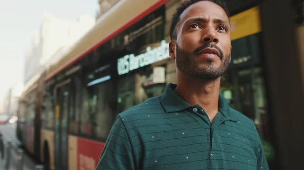 Gros Plan Jeune Homme Marchant Devant Bus Qui Passe Arrière — Photo