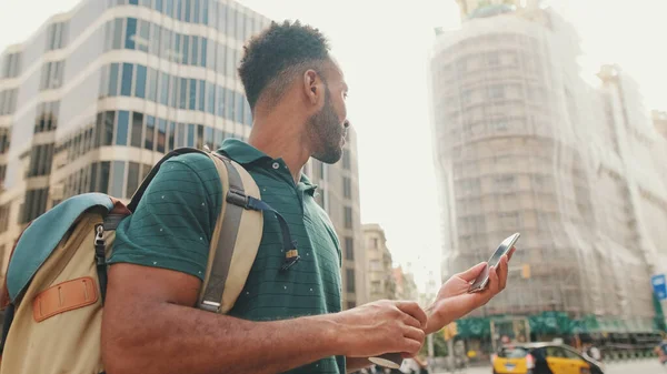 Młody Człowiek Turysta Korzysta Aplikacji Map Telefon Komórkowy Tle Nowoczesnych — Zdjęcie stockowe