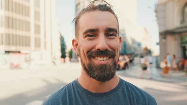 Close Young Smiling Man Beard Standing Front Busy Intersection — 图库照片