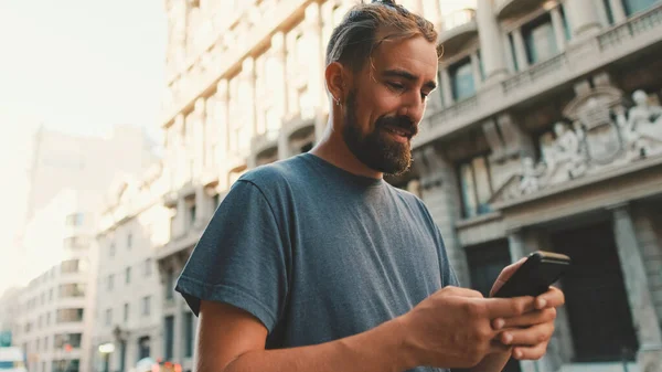 Young Man Beard Walks Street Using Cellphone — Zdjęcie stockowe